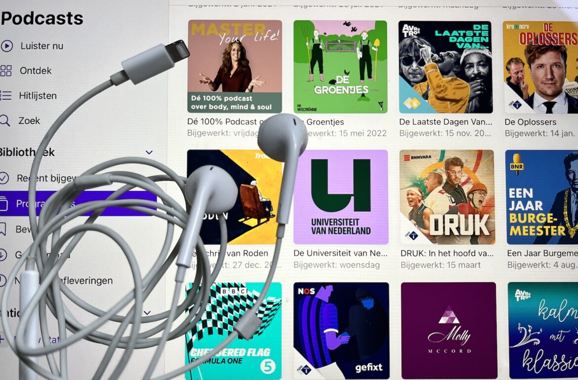 sport podcasts, scherm iPad met podcast bibliotheek en oortjes