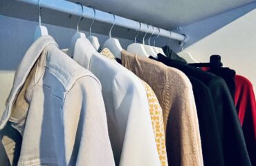 capsule lente garderobe van 2023: close-up van kleding op hangers