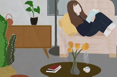 vrouw lezend op de bank, illustratie bij blog over boeken over wandelen zoals camino, roadtrip en bergje. Copyright: Pixabay/ninikvaratskhelia