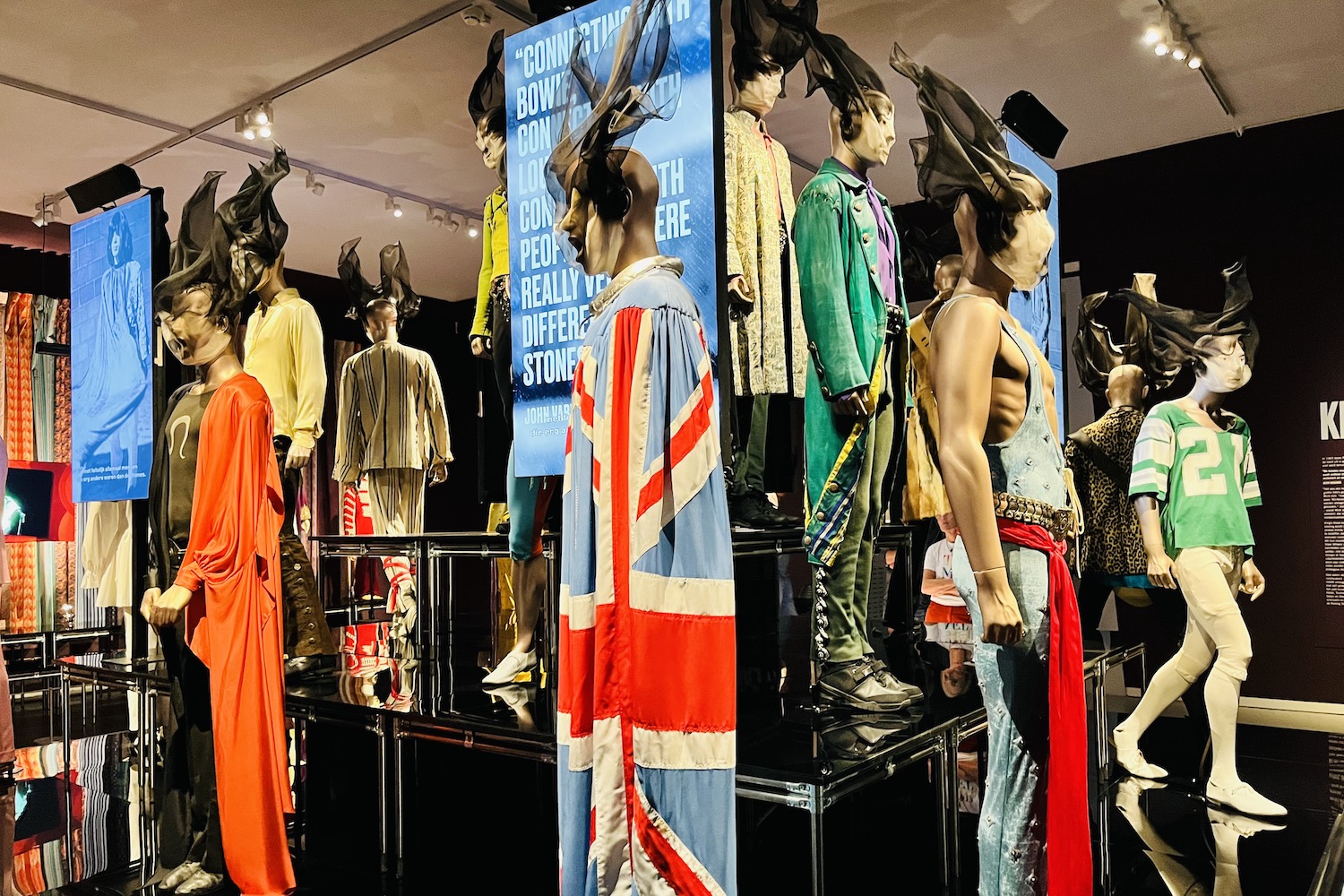 Kostuums van The Rolling Stones, onderdeel tentoonstelling Unzipped