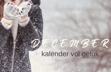 vrouw blaast sneeuw van handen als coverfoto bij blogartikel op Jannekes wereld over de kalender vol geluk voor december 2023