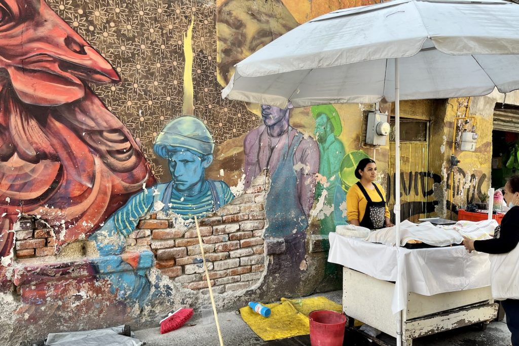 Muurschildering en tortilla verkoopster in de wijk Roma in Mexico-stad