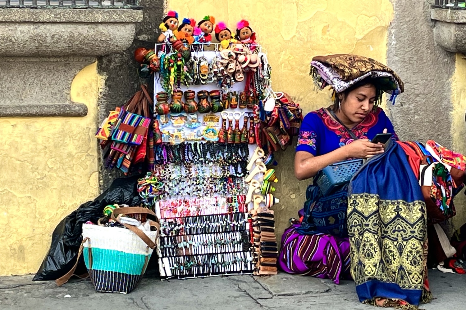 Maya souvenir-verkoopster in klederdracht in Antigua Guatemala