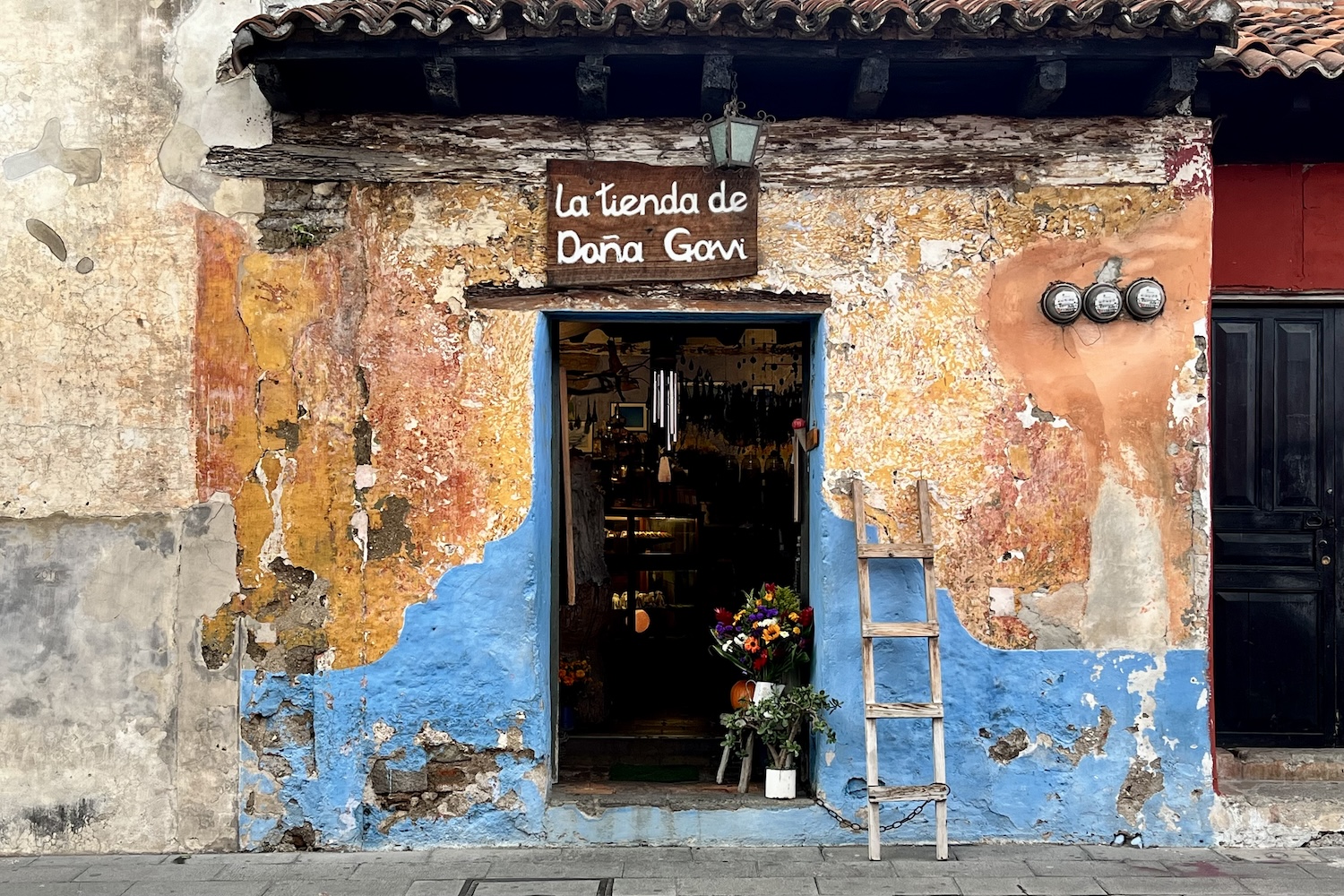 Kleurrijke gevel in straatbeeld Antigua