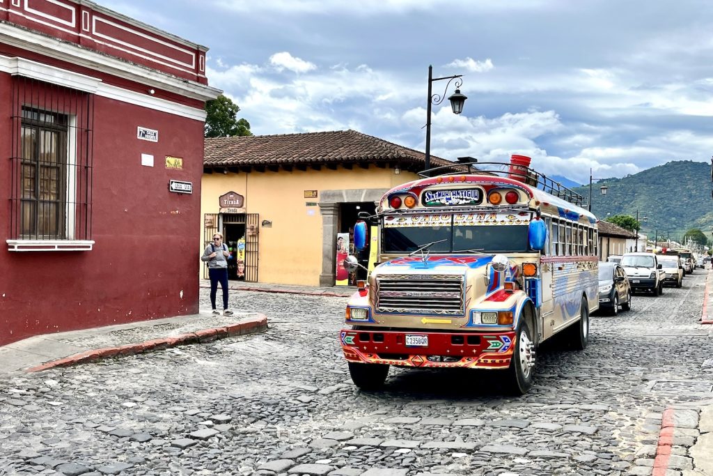 Chicken bus is onmisbaar in het straatbeeld van Guatemala