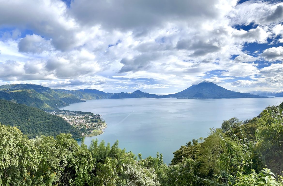 Uitzicht op de vulkanen rondom Lake Atitlan
