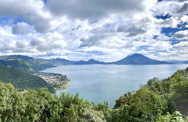 Uitzicht op de vulkanen rondom Lake Atitlan