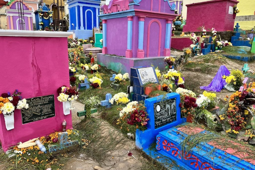Kleurrijke graven op de begraafplaats van Chichicastenango