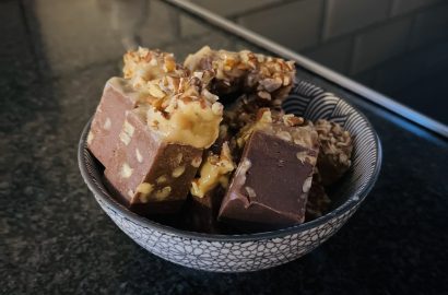 schaaltje met blokjes pecan-karamel chocoladefudge