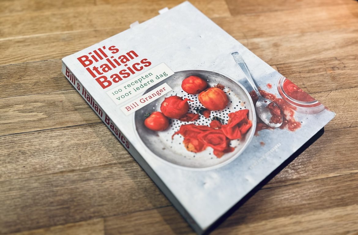 Kookboek Bill's Italian Basics op houten aanrecht