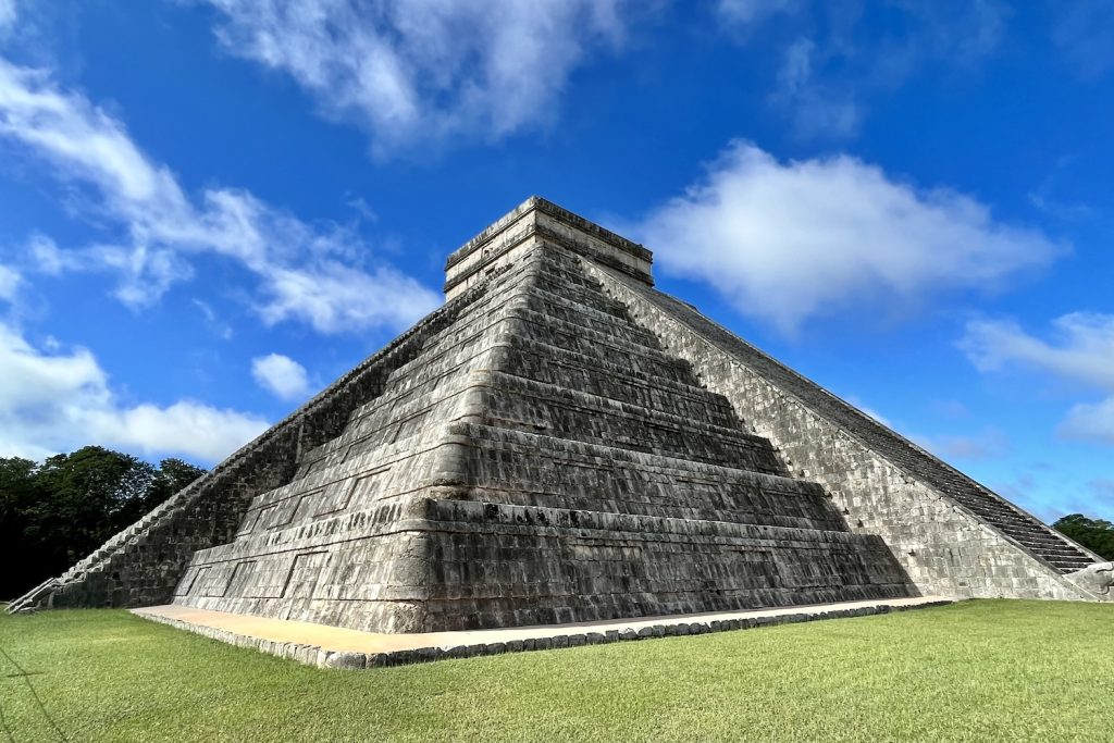 De grote piramide van Chichen-Itza, een van de zeven nieuwe wereldwonderen.