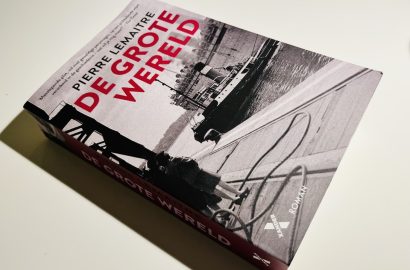 Boek De grote wereld van Pierre Lemaitre van schuin bovenaf gefotografeerd