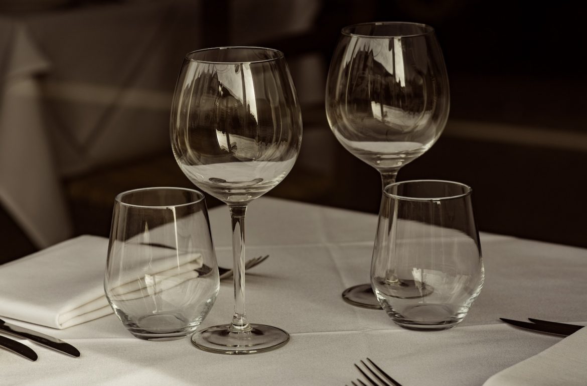 Glazen op een tafel in restaurant, bij blog over leuke eetadressen