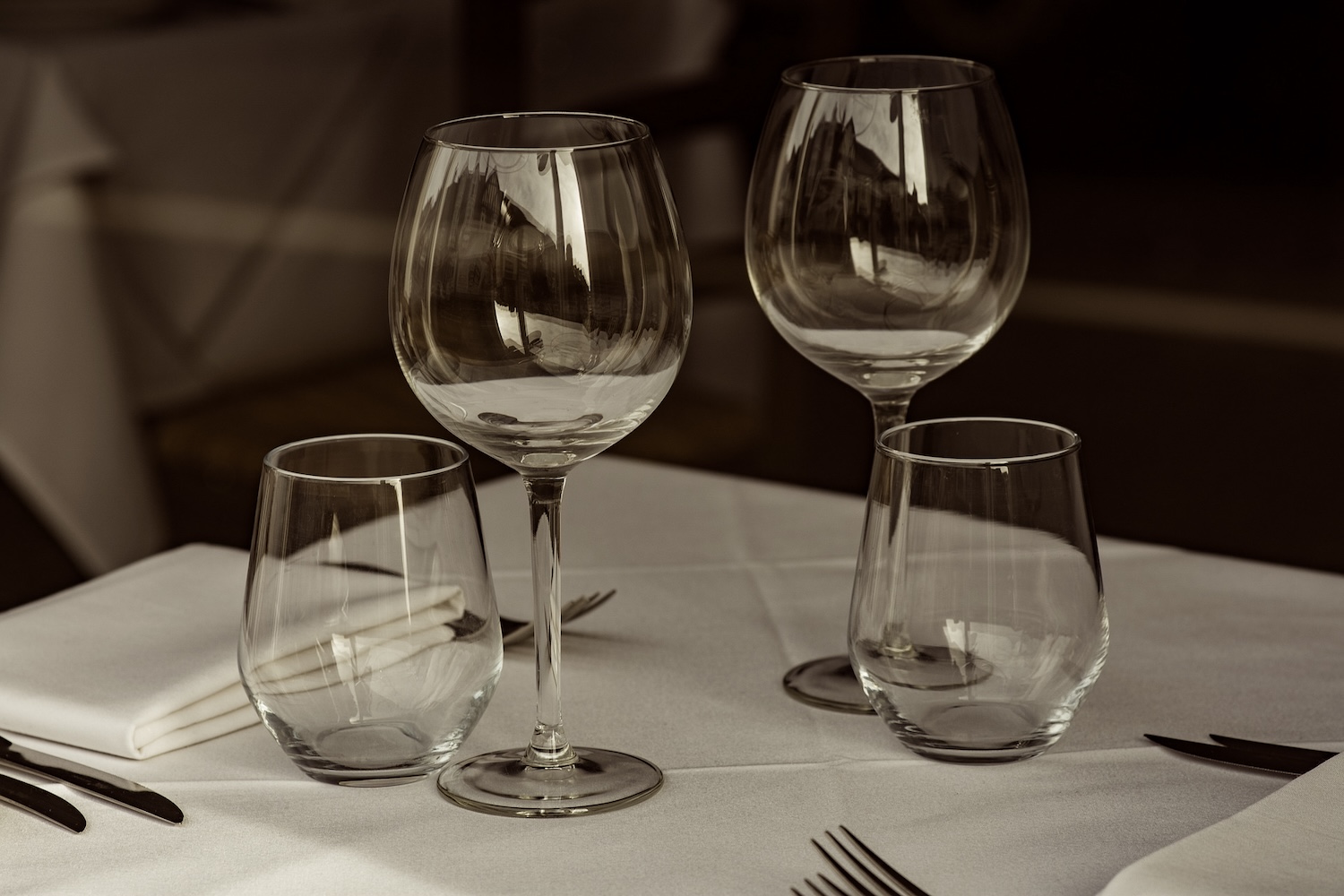Glazen op een tafel in restaurant, bij blog over leuke eetadressen