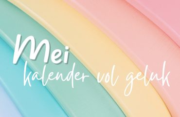 Tekst: Mei kalender vol geluk tegen een regenboog van pastelkleuren