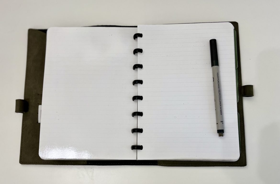opgeslagen notitieblok met pen om een omgekeerde to-do lijst te maken