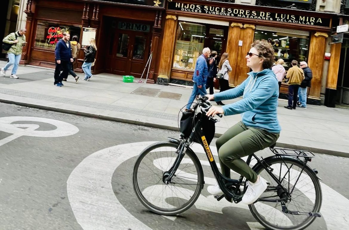 janneke op de fiets door Madrid (eigen beeld)