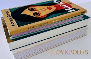 Stapel boeken met bovenop de roman Nargis.