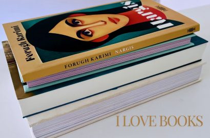 Stapel boeken met bovenop de roman Nargis.