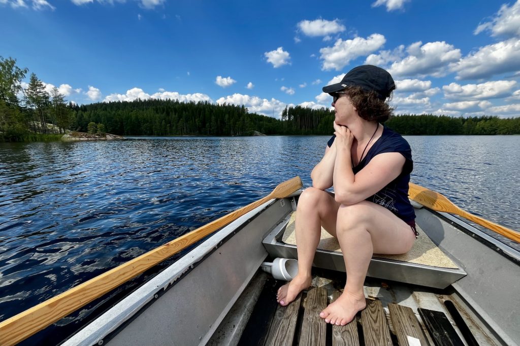 Janneke (jannekeswereld) in een roeiboot op een Fins meer