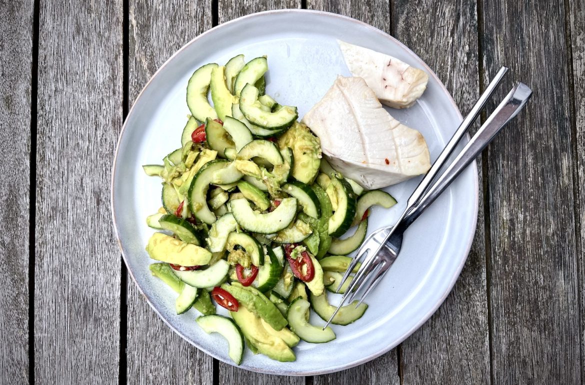 Gegrilde tonijnsteak met komkommer-avocado-gembersalade op een bord