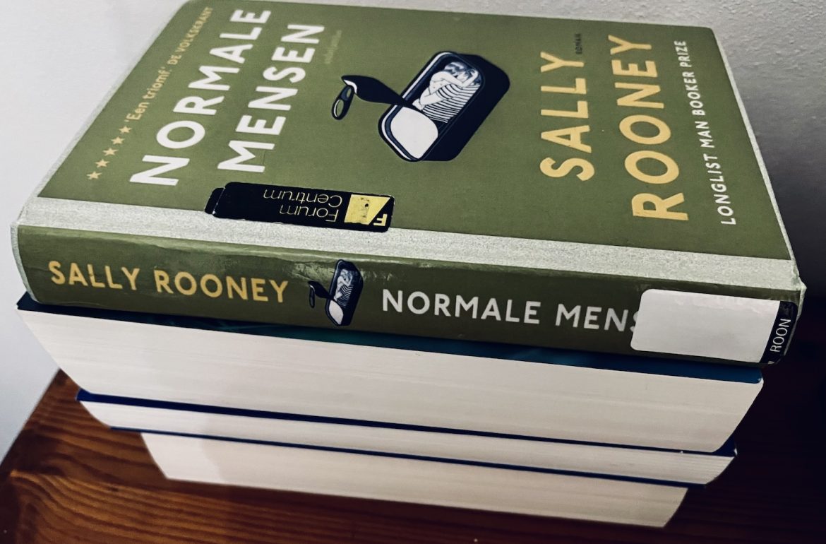 Stapel boeken met Normale mensen van Sally Rooney boven op.