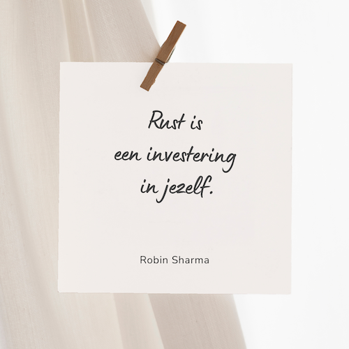 Quote: rust is een investering in jezelf  op een memoblaadje met knijper aan een doek.