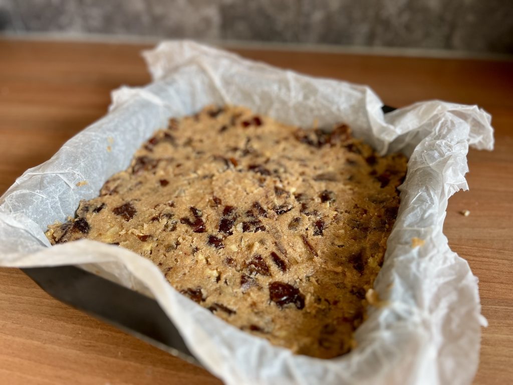 De dadelcake in het bakblik