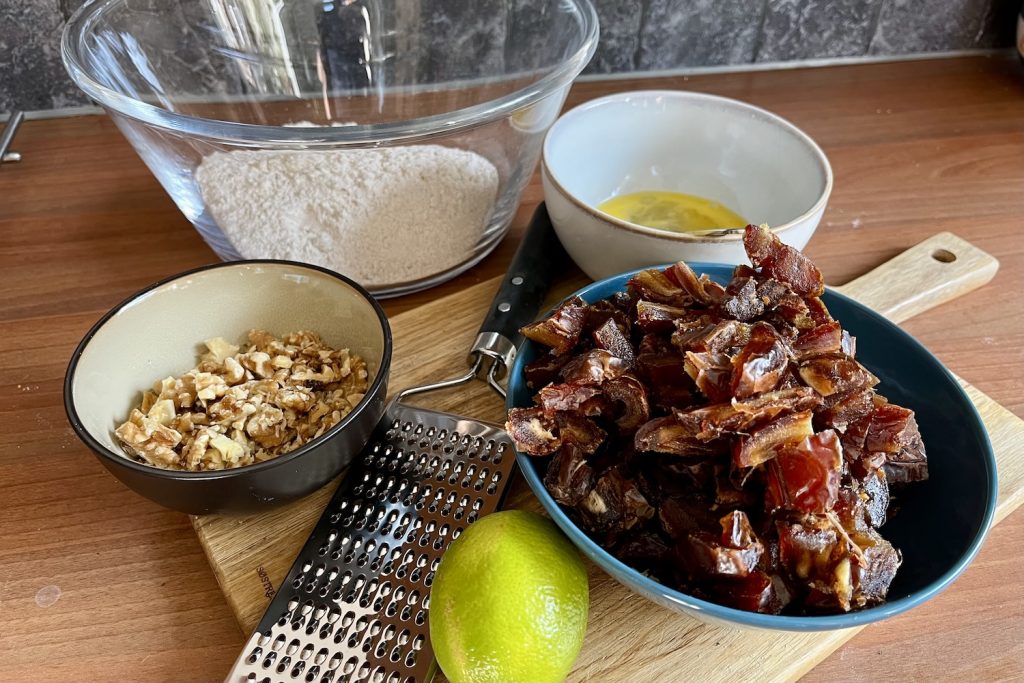 Ingrediënten voor de dadelcake uit het kookboek Zonder suiker