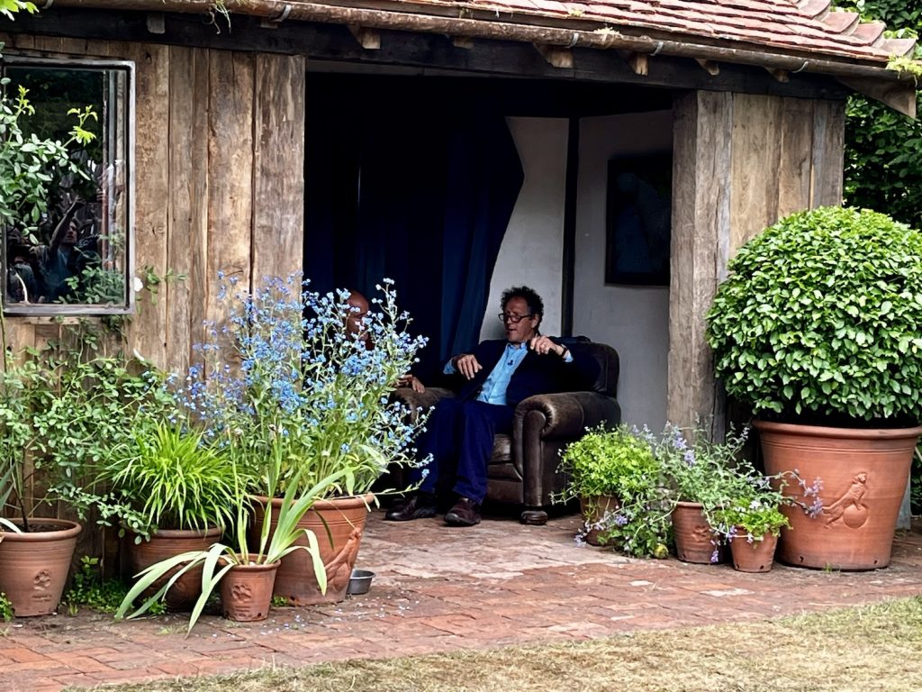 Monty Don in zijn tuinhuis in de RHS & BBC 2 Dog Garden
