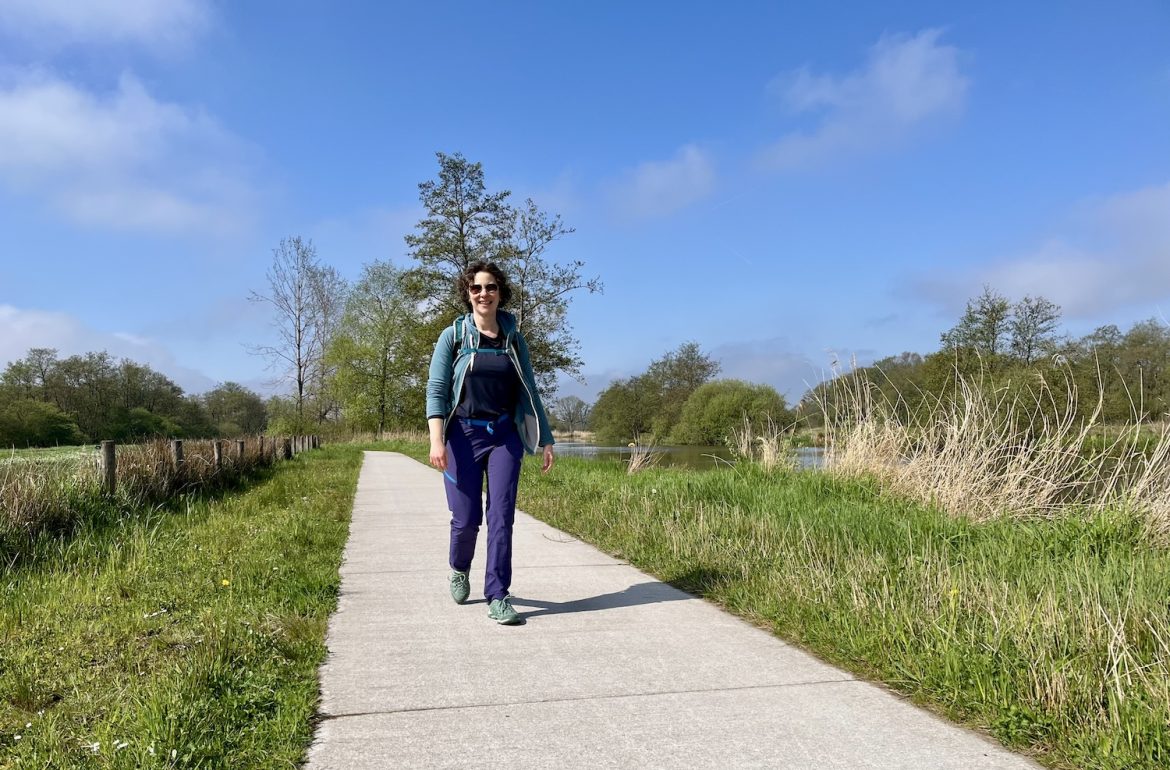 Janneke wandelend door de Lendevallei (etappe 8 van het stellingenpad)
