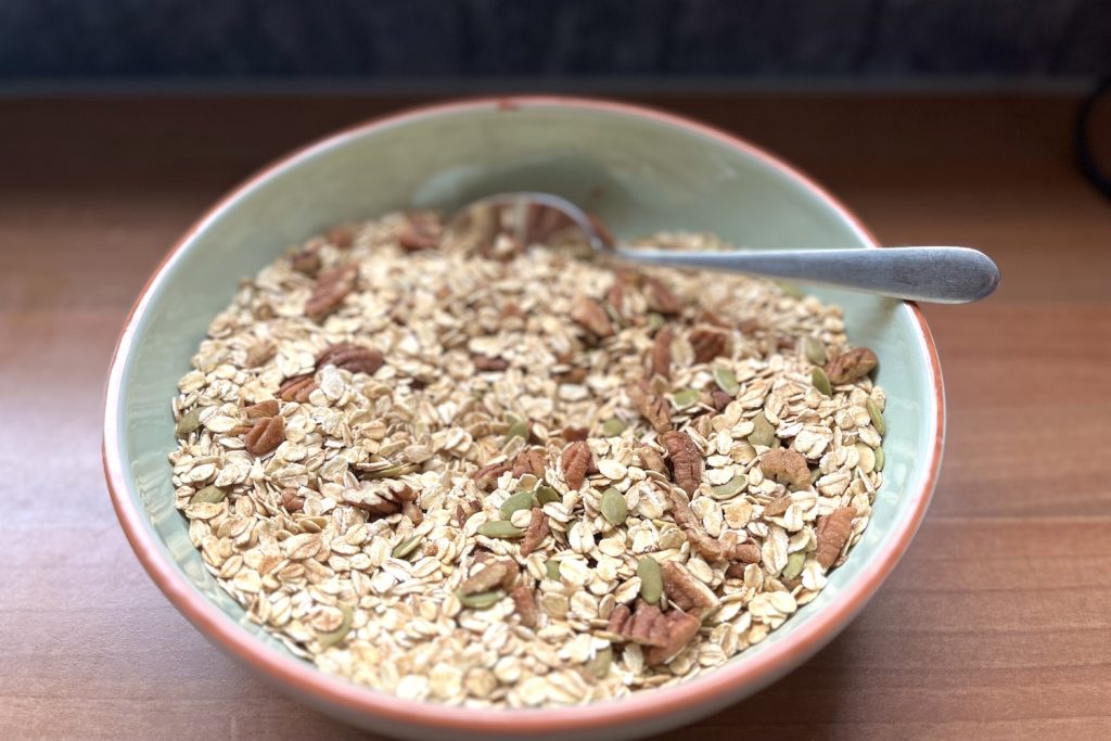 Alle droge ingrediënten mengen voor zelf granola maken