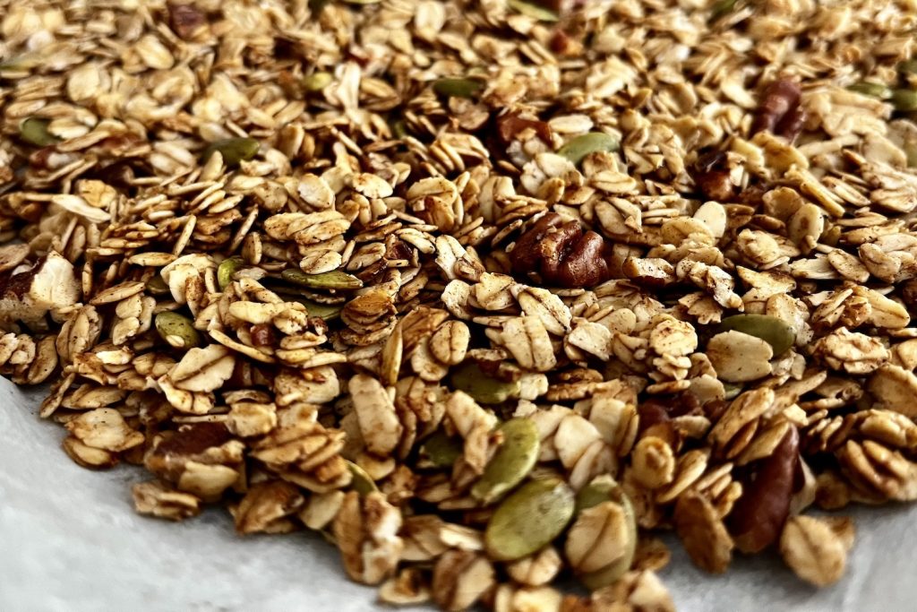 Zelf granola maken - bakplaat net uit de oven met zelfgemaakte granola