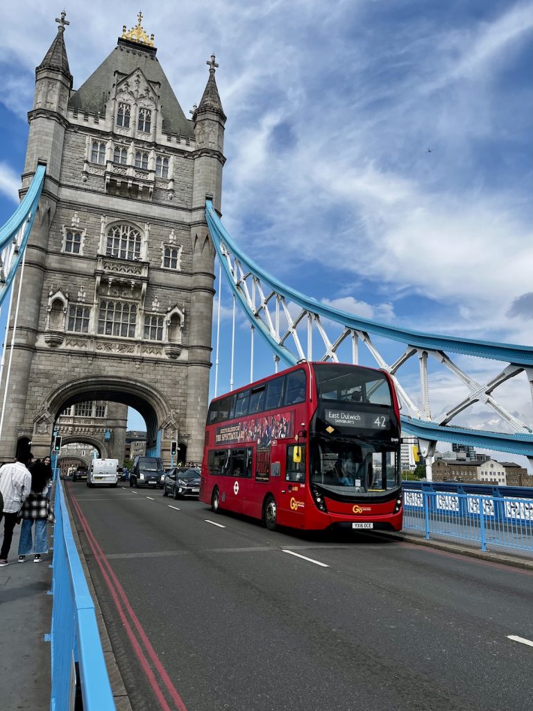 London, tower bridge met rode dubbeldekker