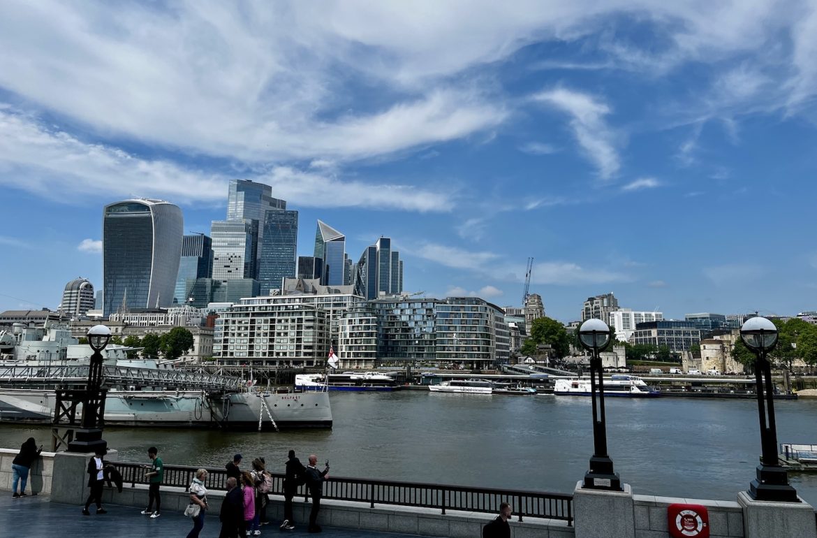 Londen skyline vanaf the Embankment
