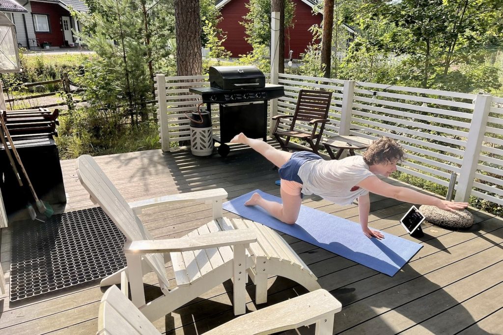 buiten yoga doen op vakantie in Finland