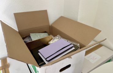 verhuizen en opruimen: doos met spullen