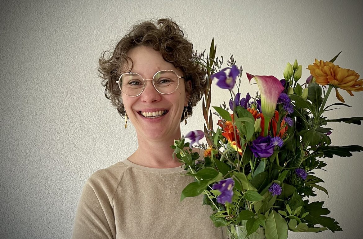 Janneke 49 geworden met bloemen