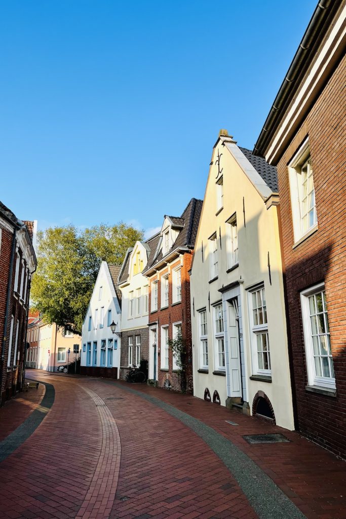 Een straatje met mooie huisjes