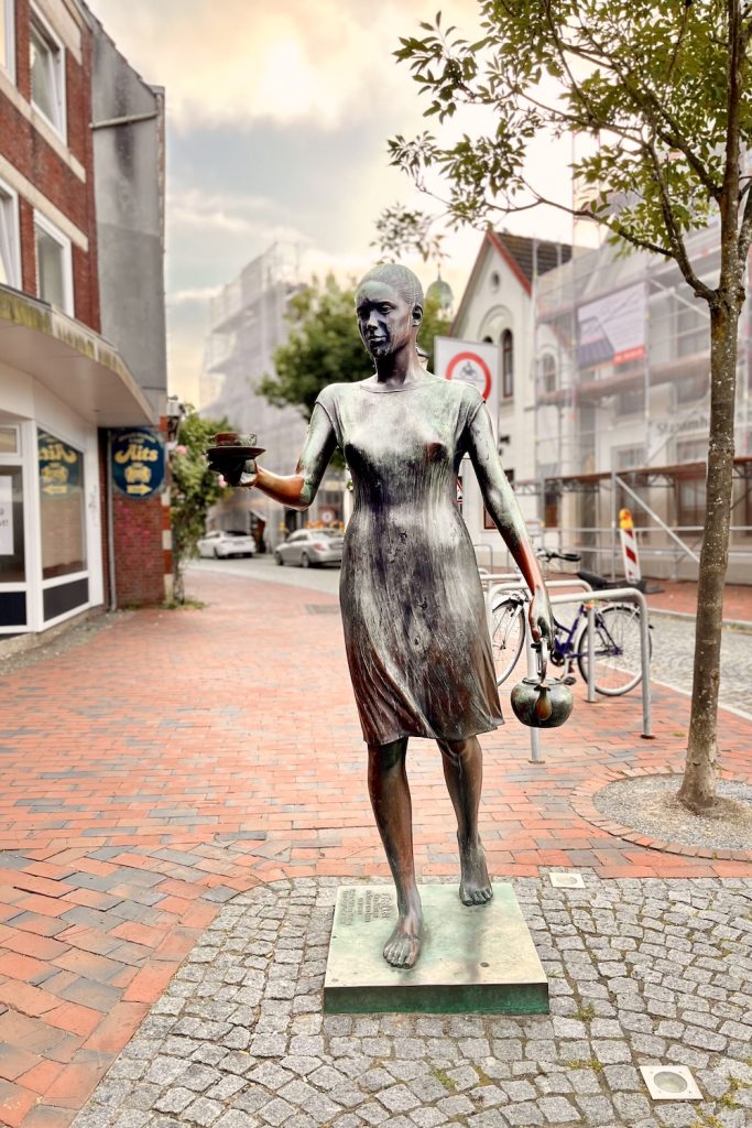 Standbeeld het Theemeisje vlakbij het theemuseum Bünting.