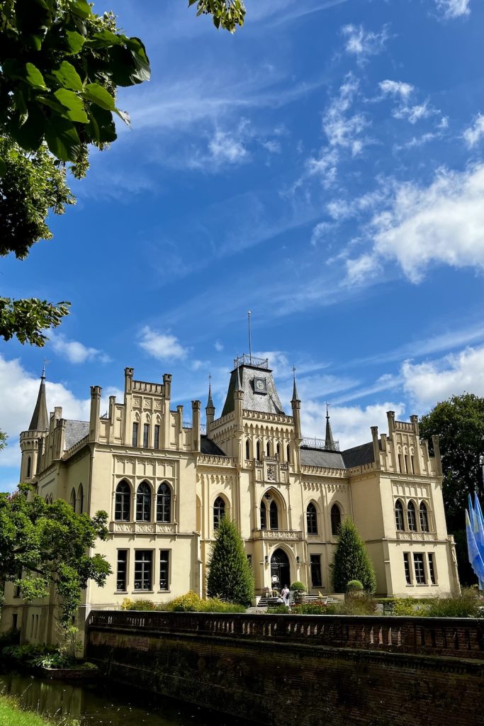 Schloss Evenburg van voren gezien. Kasteel net buiten Leer, Duitsland