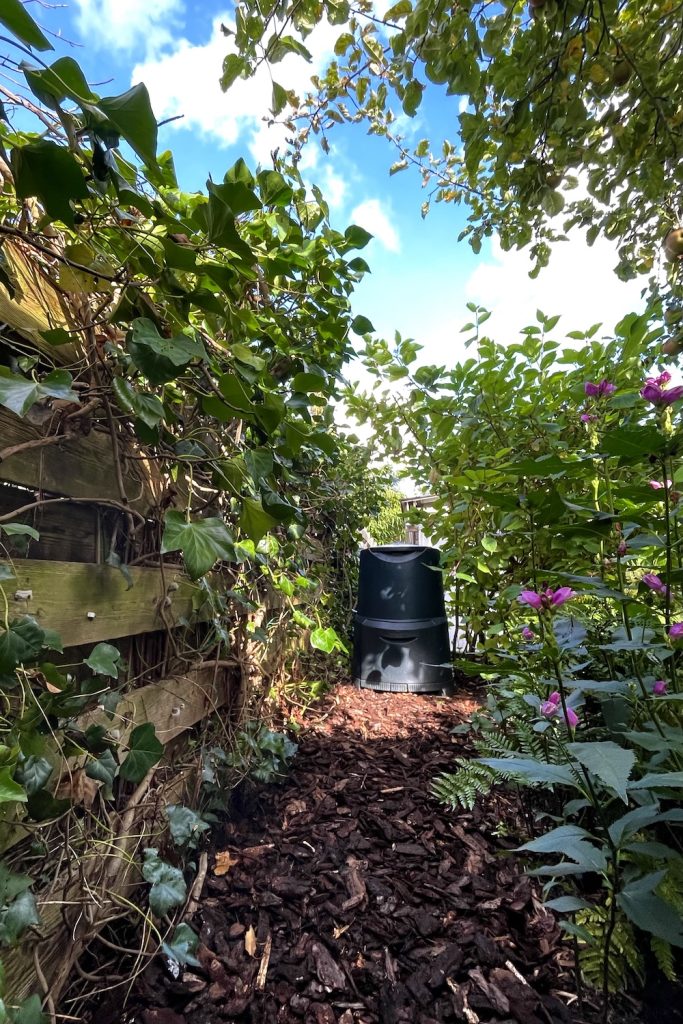 compostbak op zijn plek in de nieuwe tuin