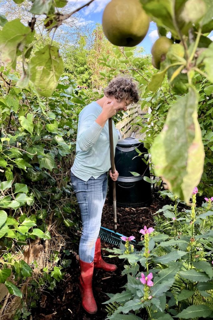 Janneke aan het werk in de nieuwe tuin