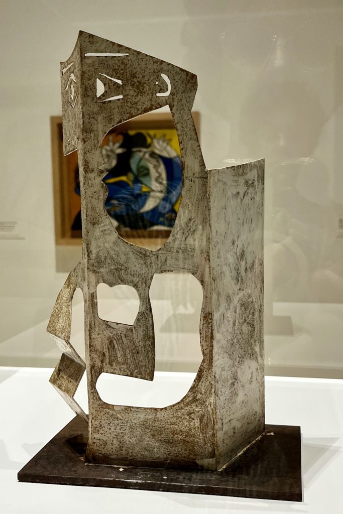 Picasso sculptuur en daarachter schilderij in het Picasso Museum in Malaga