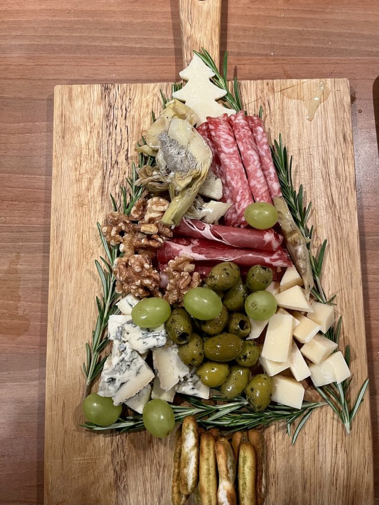 Borrelplank met Italiaanse lekkernijen als idee voor Italiaans kerstdiner
